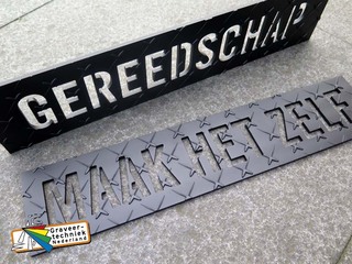 Stoere doorgefreesde tekst in aluminium traanplaat
